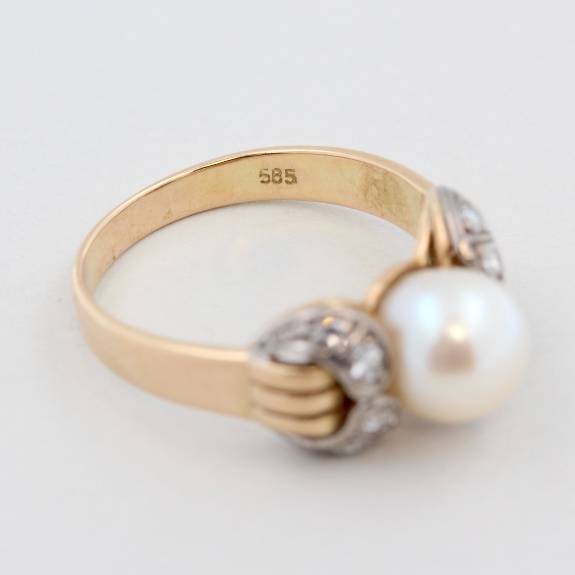 Damenring, 14 kt Gelbgold, teils Weißgold, mit kleinen Diamanten und 1 weißen Perle, punziert, ca. - Bild 4 aus 4