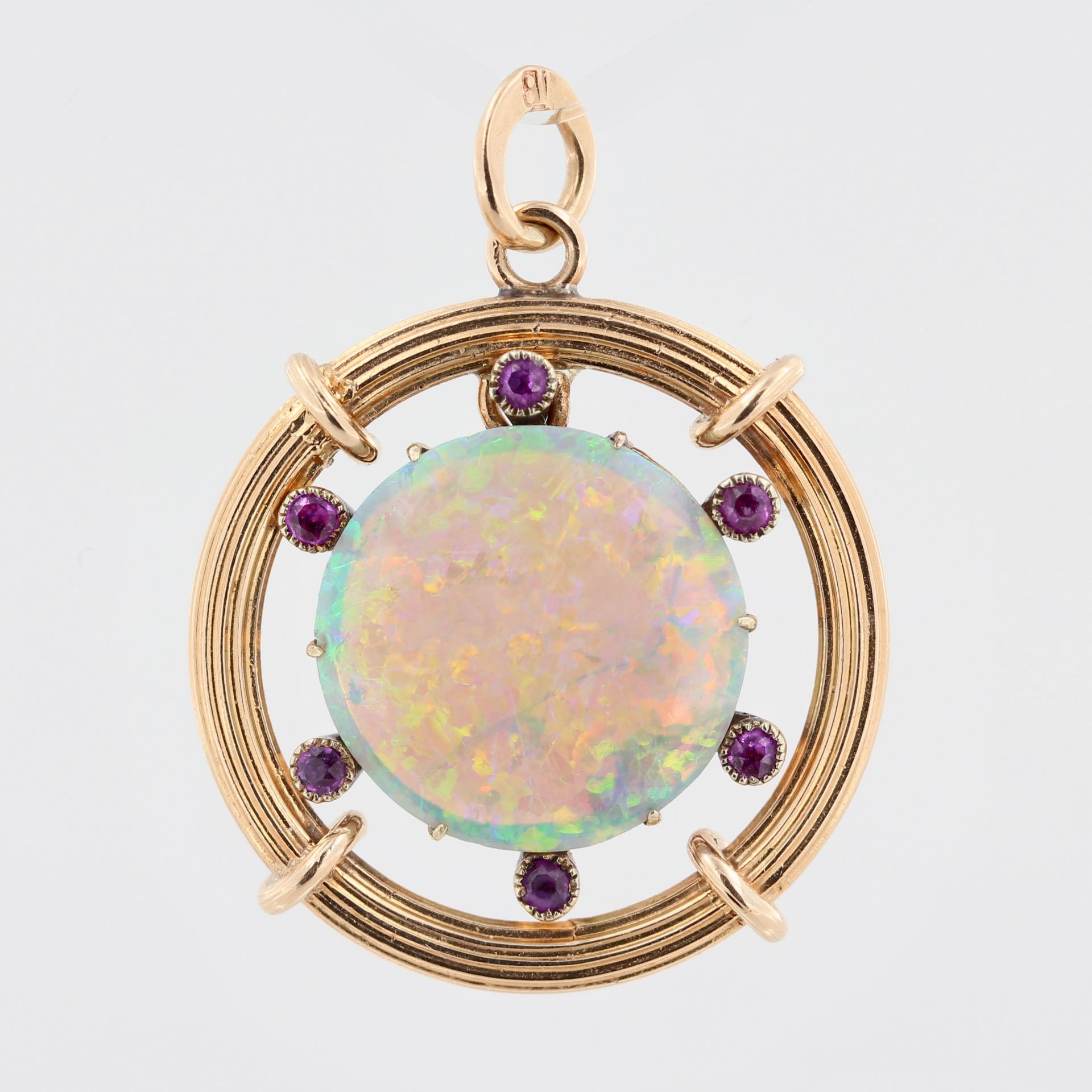 Anhänger, 14 kt Rotgold, mit 1 runden Vollopal, D. 1,8 cm, und 6 kleinen Rubinen, ca. 4,2 g, D. 2,