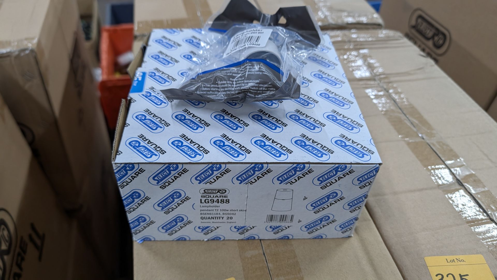 760 off Pendant T2 Lampholders, 100W short skirt. This lot comprises 4 off cartons - Image 4 of 4