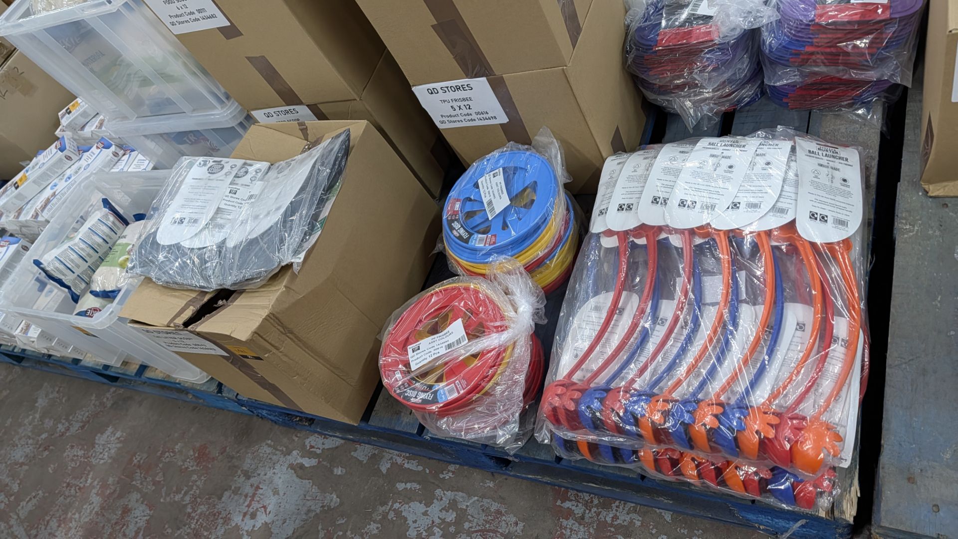 Contents of a Pallet of assorted Plastic Food Scoops and Poop Scoops, Flying Discs, Interactive Trea - Image 17 of 18