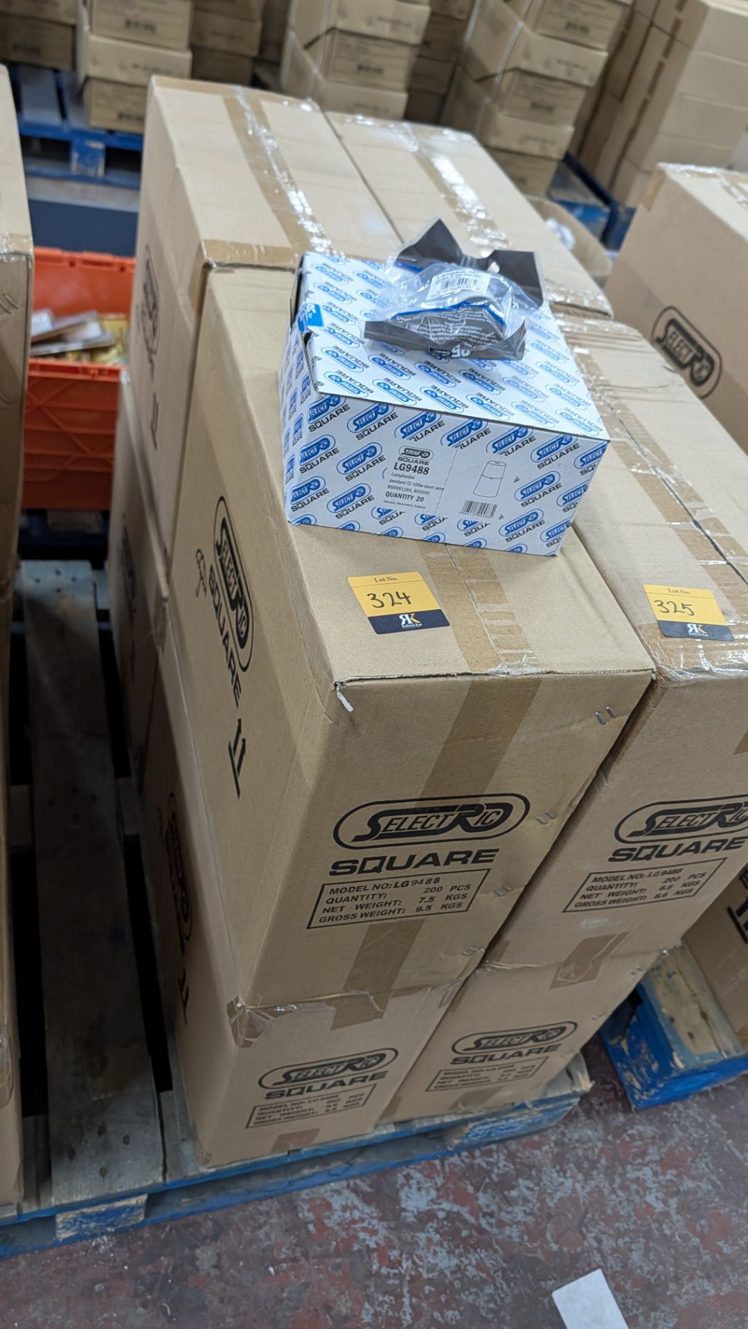 760 off Pendant T2 Lampholders, 100W short skirt. This lot comprises 4 off cartons