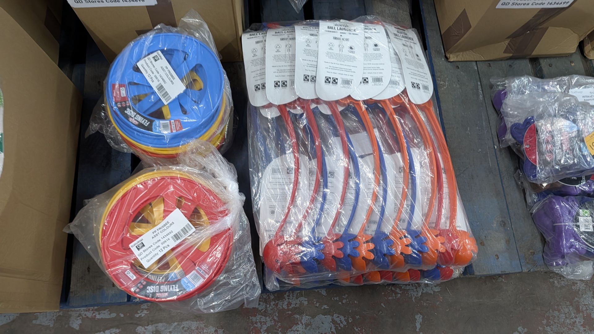 Contents of a Pallet of assorted Plastic Food Scoops and Poop Scoops, Flying Discs, Interactive Trea - Image 10 of 18