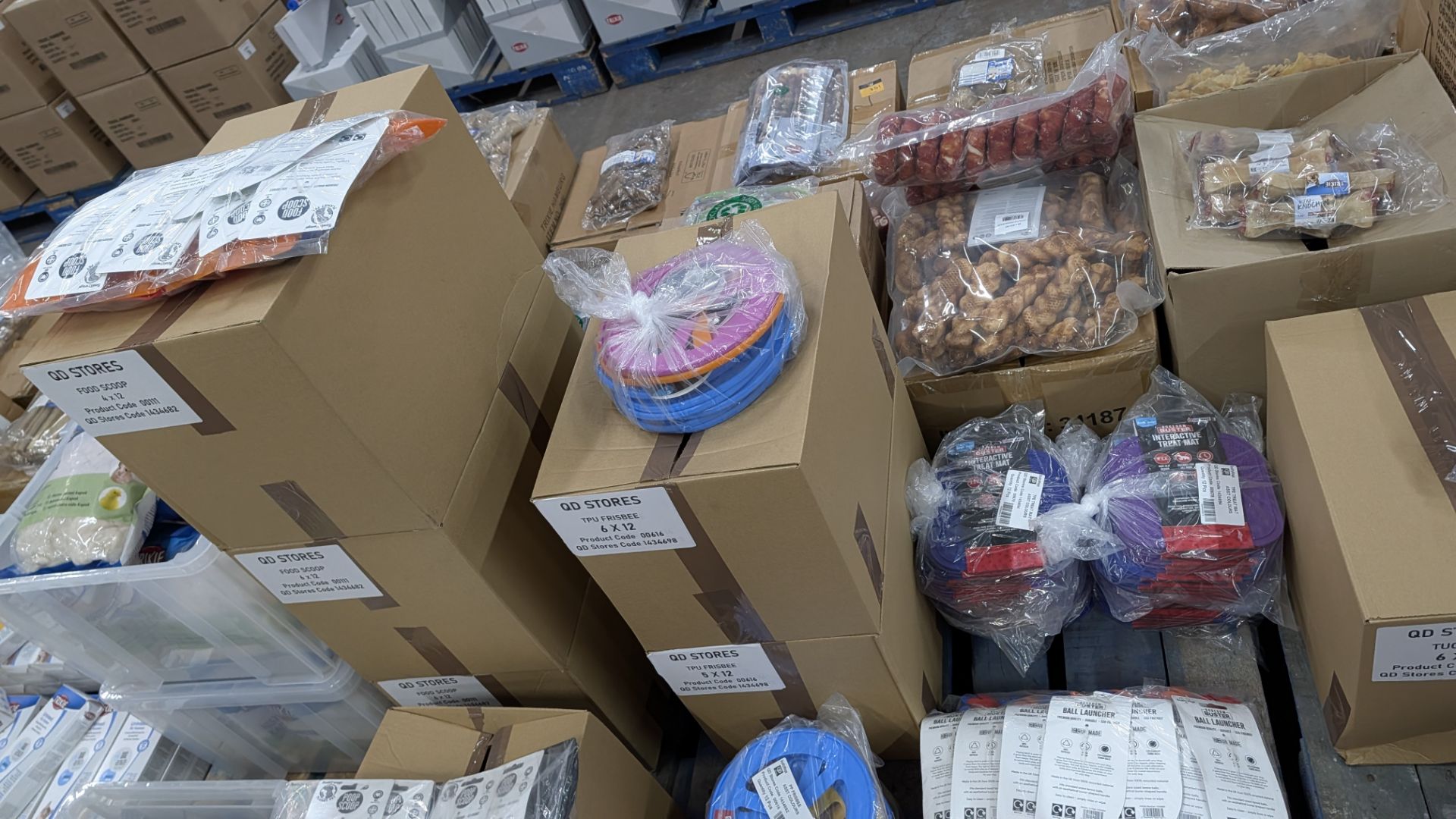 Contents of a Pallet of assorted Plastic Food Scoops and Poop Scoops, Flying Discs, Interactive Trea - Image 14 of 18