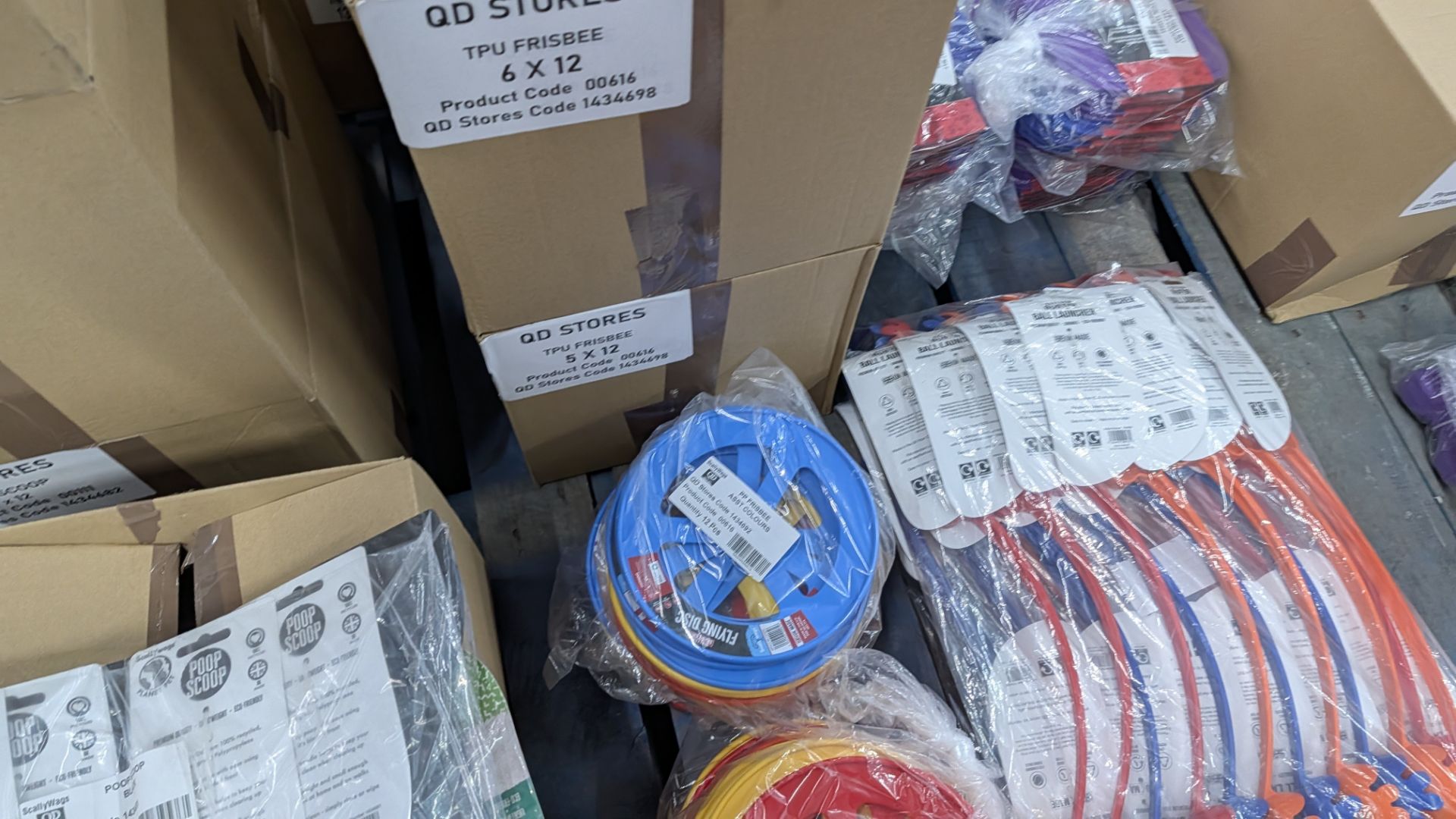 Contents of a Pallet of assorted Plastic Food Scoops and Poop Scoops, Flying Discs, Interactive Trea - Image 7 of 18