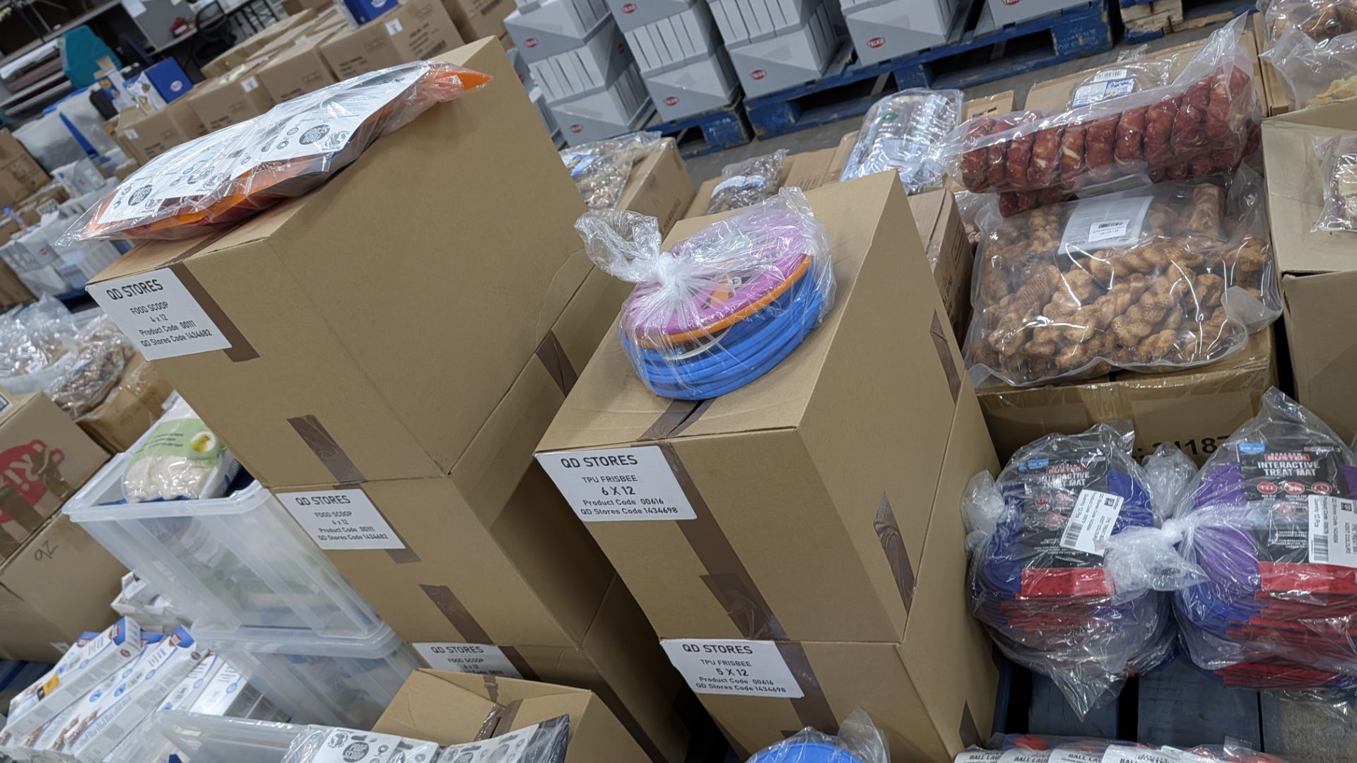 Contents of a Pallet of assorted Plastic Food Scoops and Poop Scoops, Flying Discs, Interactive Trea - Image 18 of 18