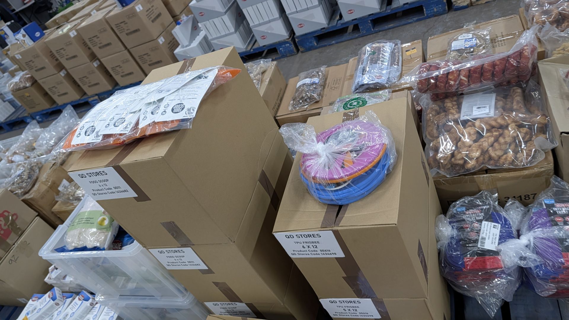 Contents of a Pallet of assorted Plastic Food Scoops and Poop Scoops, Flying Discs, Interactive Trea - Image 13 of 18