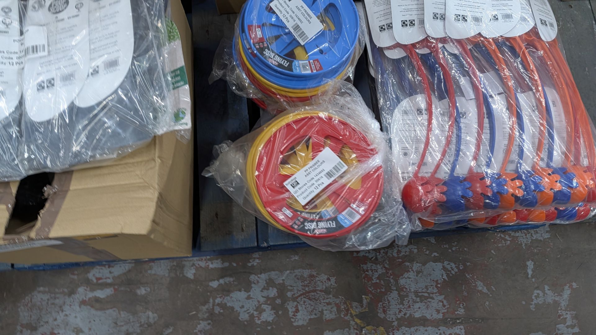 Contents of a Pallet of assorted Plastic Food Scoops and Poop Scoops, Flying Discs, Interactive Trea - Image 8 of 18