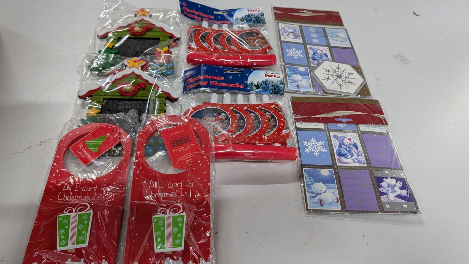 Christmas Decorations and Accessories. RRP £313.34. This lot comprises the following: 88 off Dear Sa