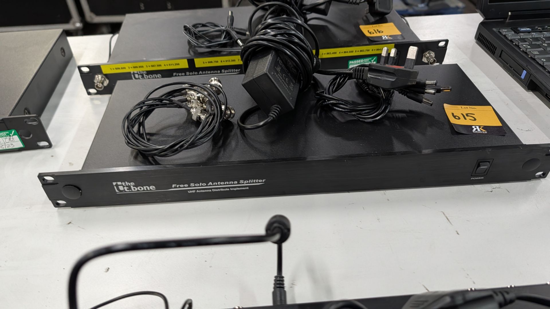 The t. Bone Free Solo Antenna Splitter. Including Power Supply and Cables. - Image 3 of 13