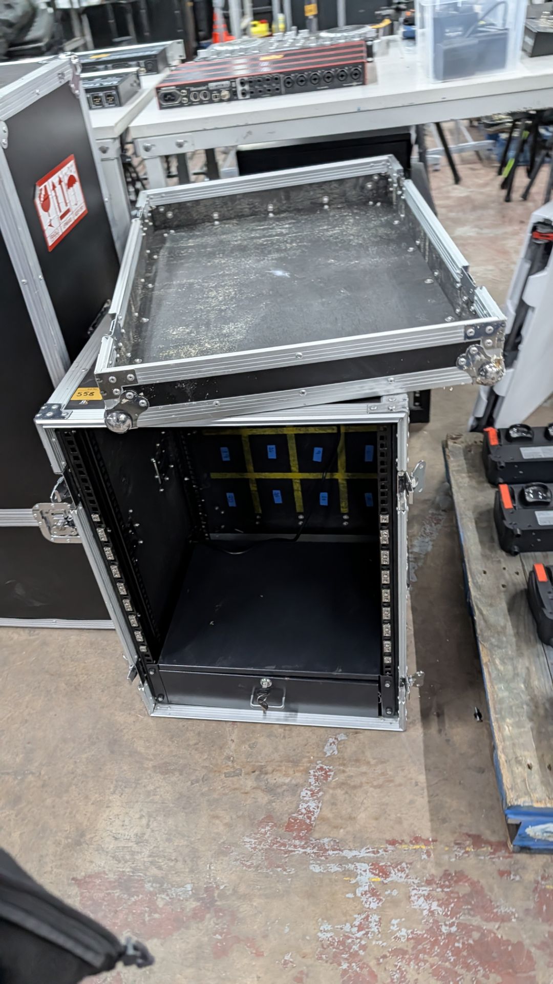 Flight Case with rack mounting brackets down each side and drawer at the bottom. - Image 4 of 11