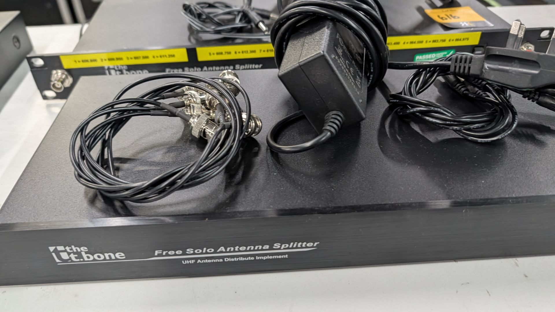 The t. Bone Free Solo Antenna Splitter. Including Power Supply and Cables. - Image 6 of 13
