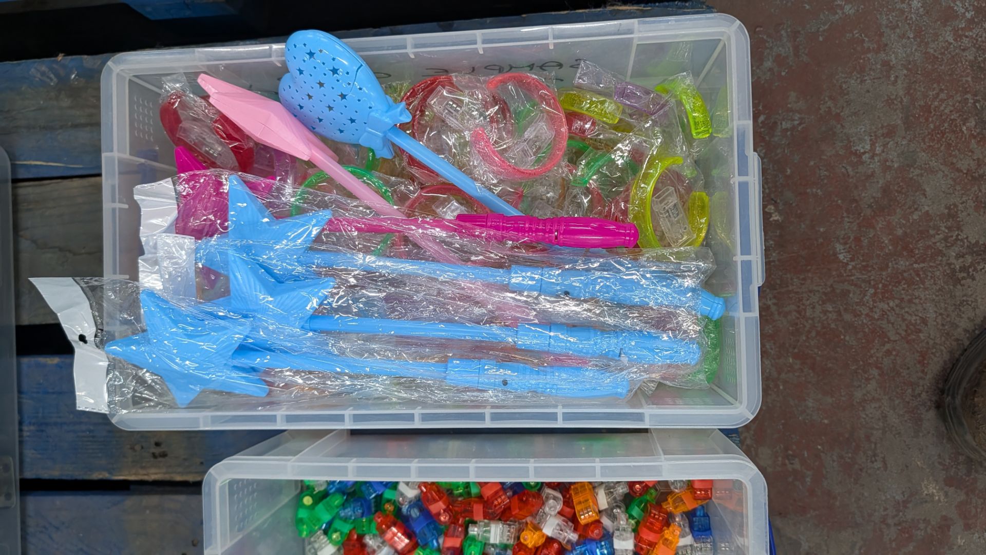 The contents of a Pallet of miscellaneous Items. Including Brackets and Casters, Bulbs, Coloured Con - Image 13 of 19