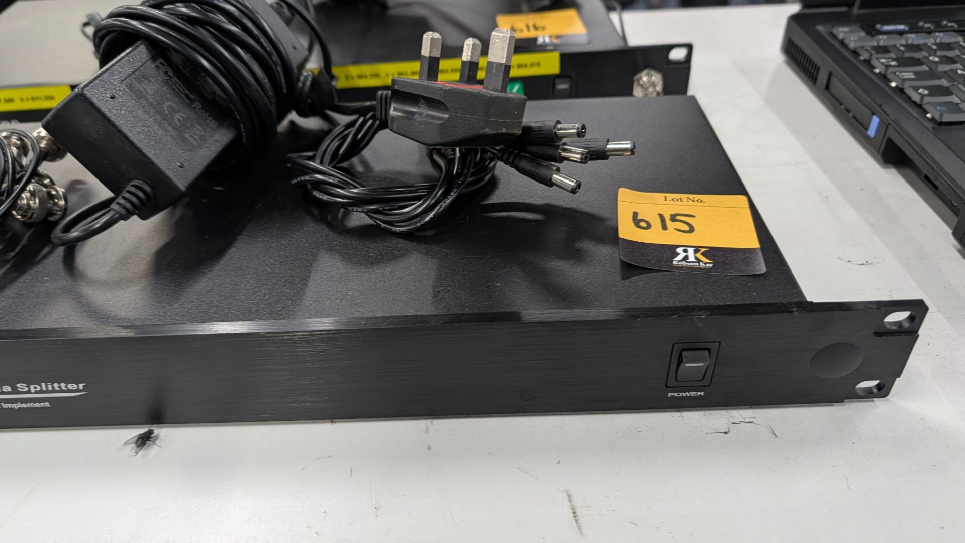 The t. Bone Free Solo Antenna Splitter. Including Power Supply and Cables. - Image 8 of 13