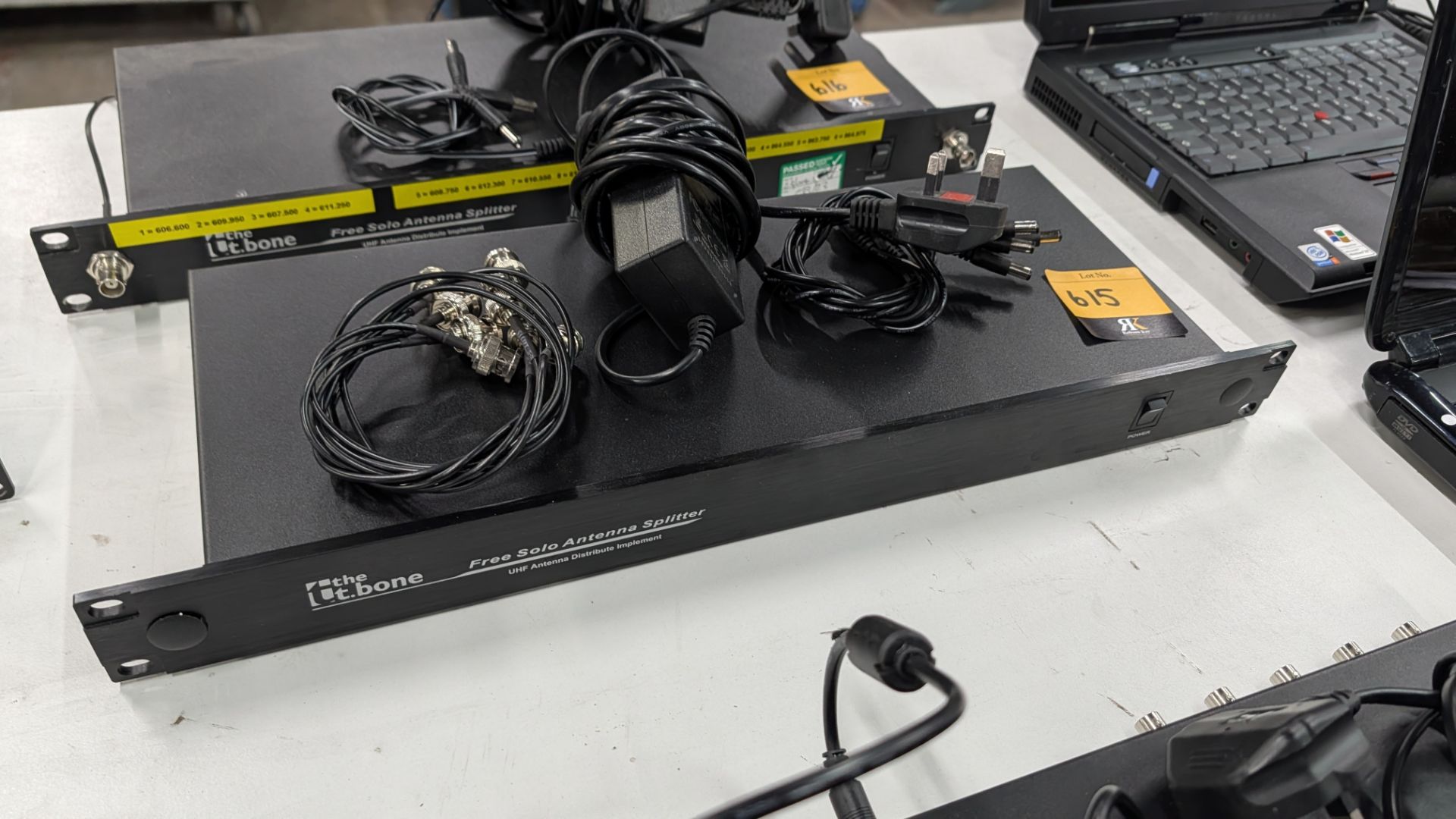 The t. Bone Free Solo Antenna Splitter. Including Power Supply and Cables.