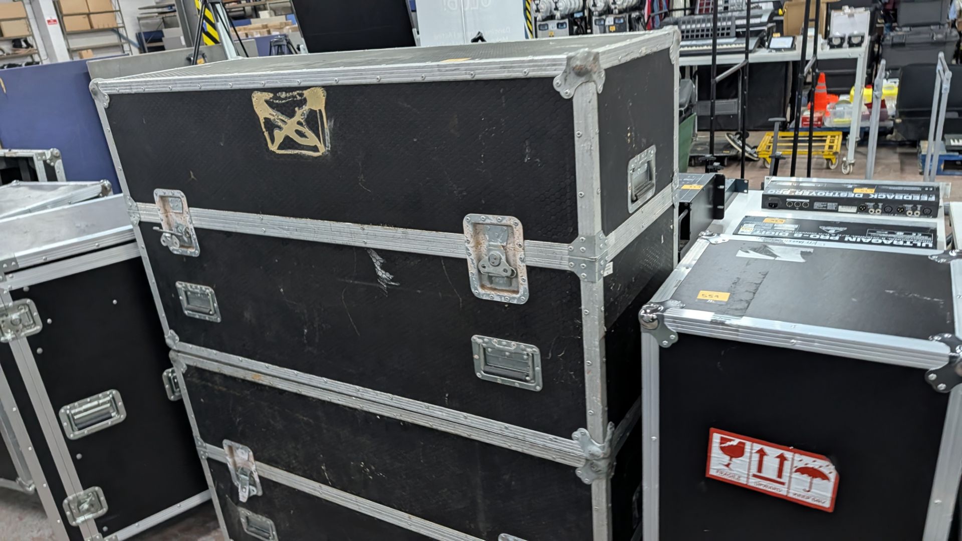 2 off Large Chest Style Flight Cases. - Image 4 of 10