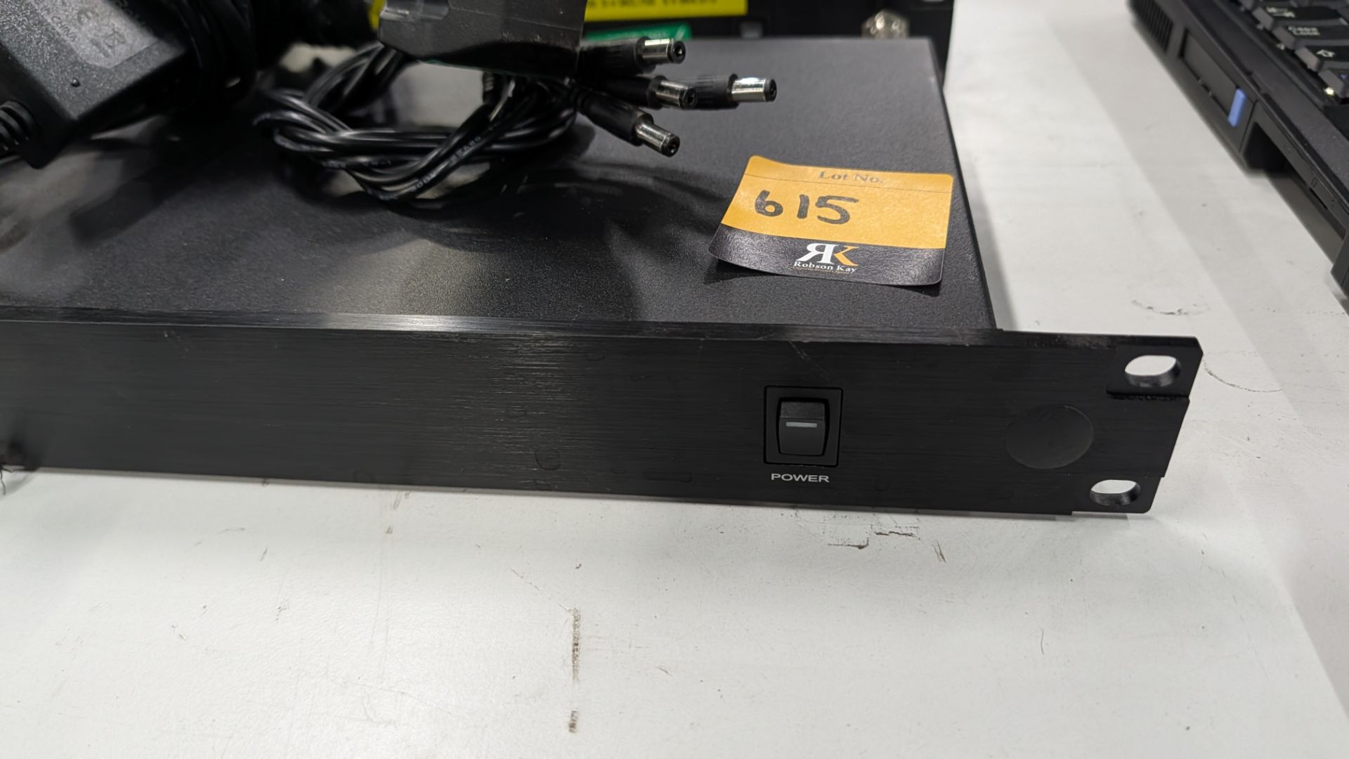 The t. Bone Free Solo Antenna Splitter. Including Power Supply and Cables. - Image 9 of 13