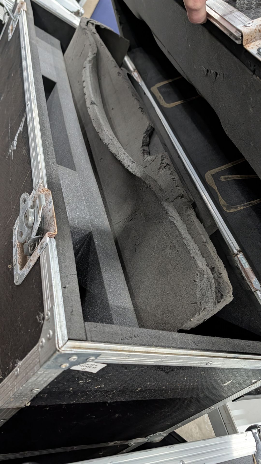 2 off Large Chest Style Flight Cases. - Image 10 of 10