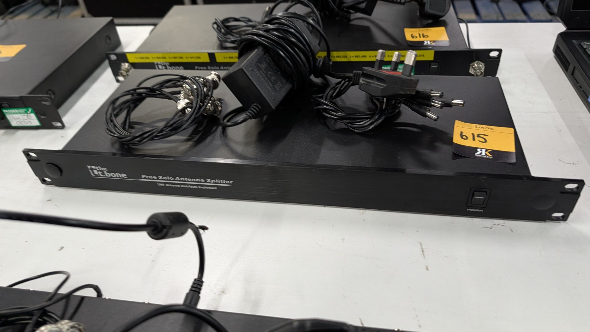 The t. Bone Free Solo Antenna Splitter. Including Power Supply and Cables. - Image 4 of 13