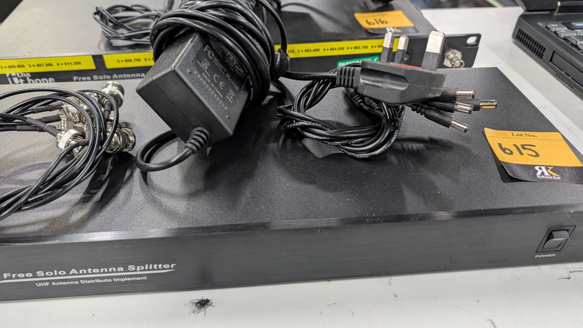 The t. Bone Free Solo Antenna Splitter. Including Power Supply and Cables. - Image 7 of 13