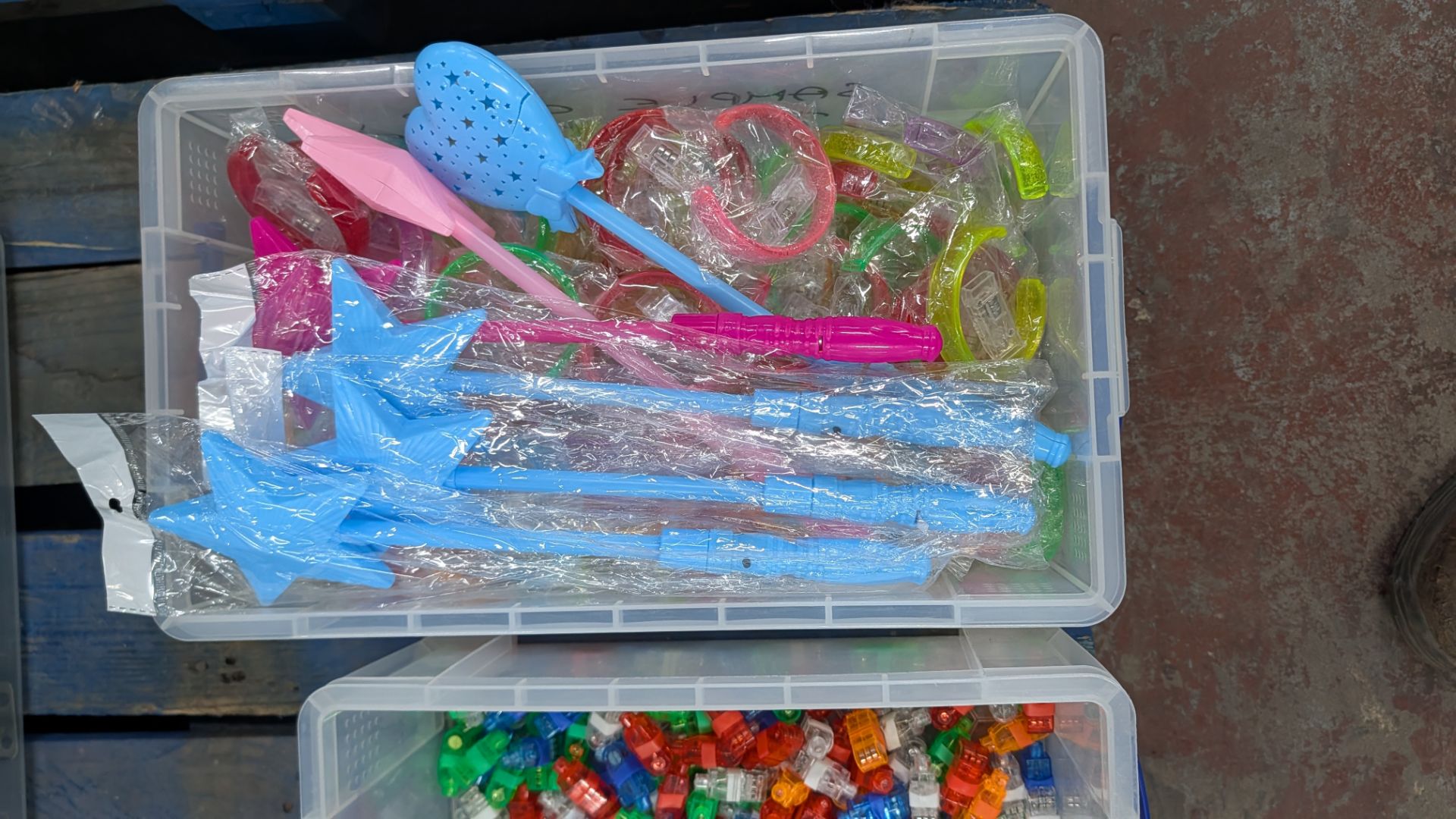The contents of a Pallet of miscellaneous Items. Including Brackets and Casters, Bulbs, Coloured Con - Image 12 of 19