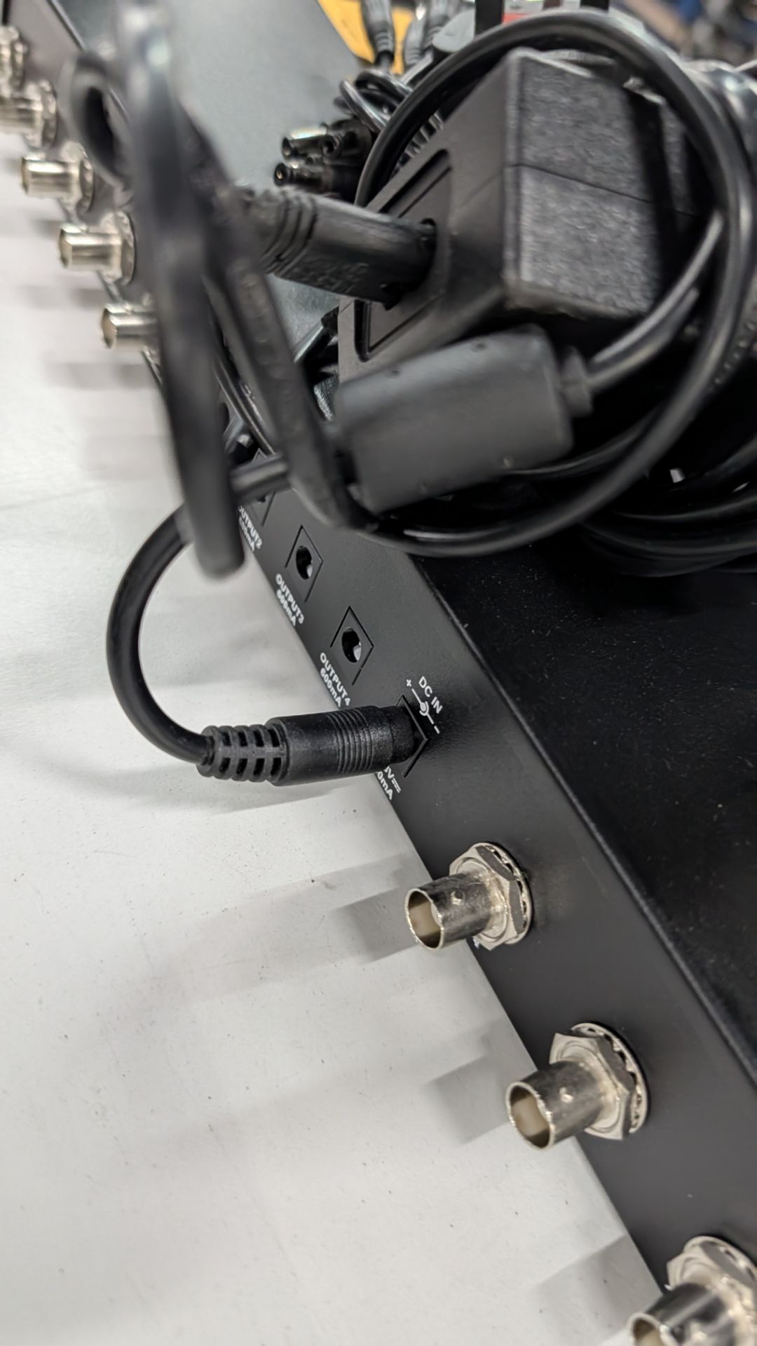 The t. Bone Free Solo Antenna Splitter. Including Power Supply and Cables. - Image 11 of 13