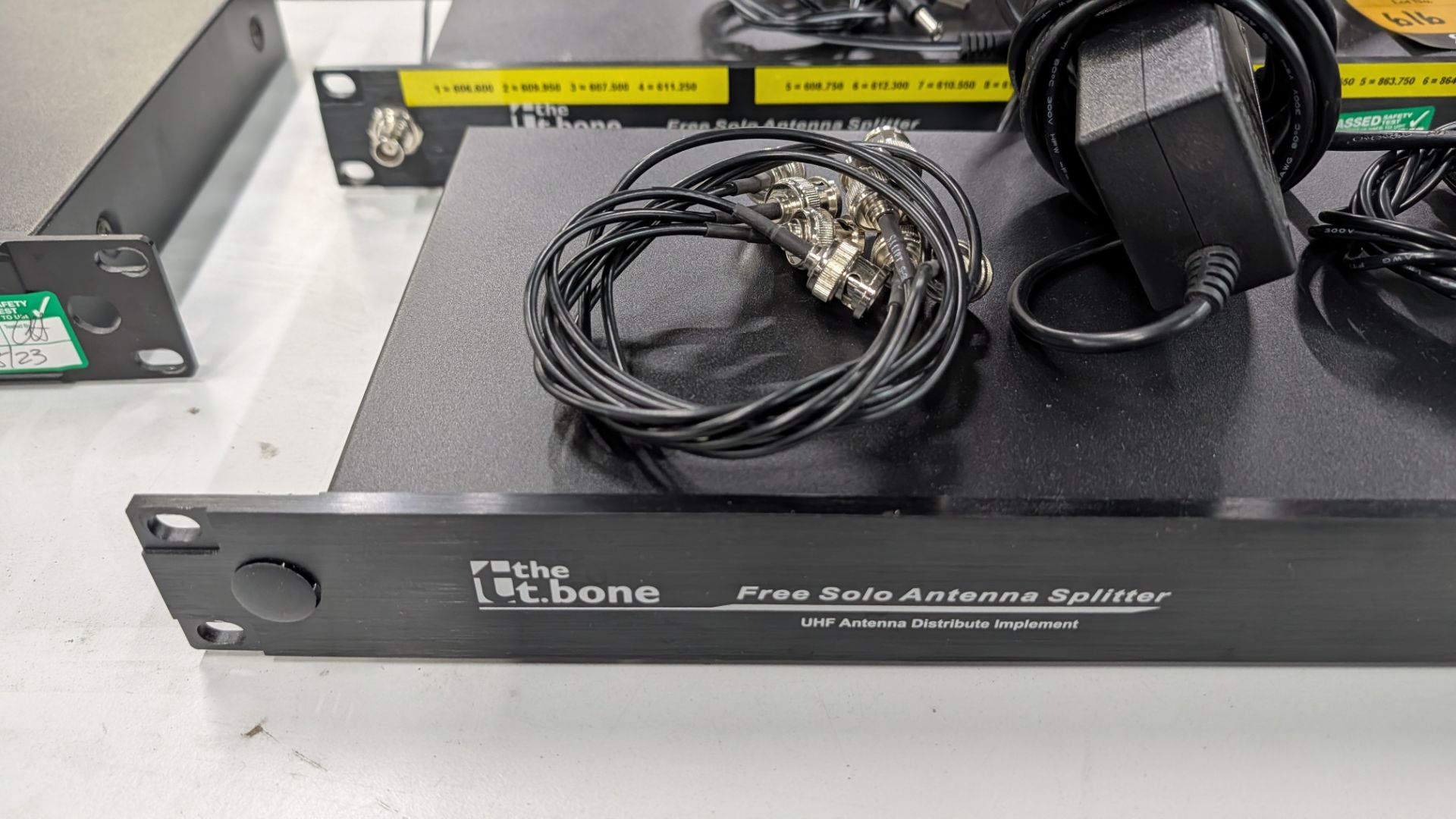 The t. Bone Free Solo Antenna Splitter. Including Power Supply and Cables. - Image 5 of 13