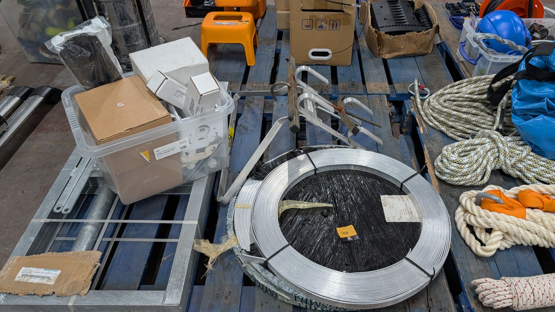 Contents of a Pallet of miscellaneous equipment, including Ladder Stays, Brackets/Mounts and Alumini - Image 3 of 14