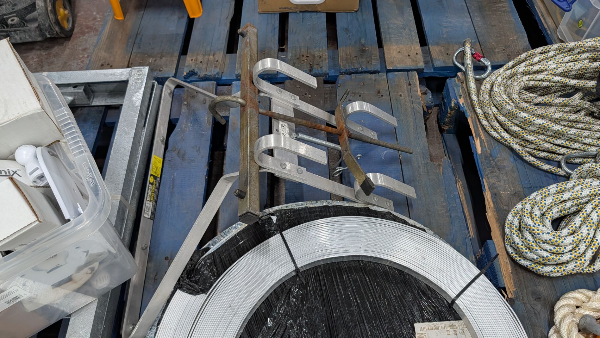 Contents of a Pallet of miscellaneous equipment, including Ladder Stays, Brackets/Mounts and Alumini - Image 6 of 14