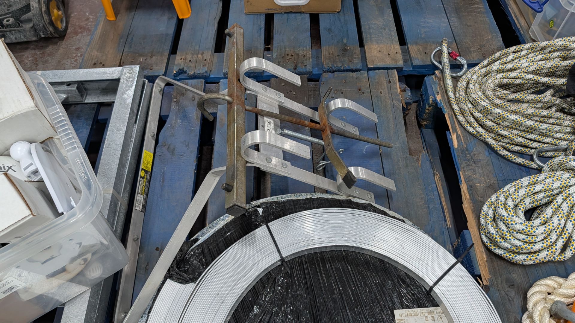 Contents of a Pallet of miscellaneous equipment, including Ladder Stays, Brackets/Mounts and Alumini - Image 7 of 14