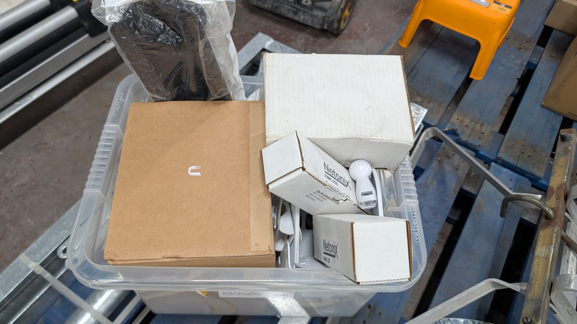 Contents of a Pallet of miscellaneous equipment, including Ladder Stays, Brackets/Mounts and Alumini - Image 10 of 14