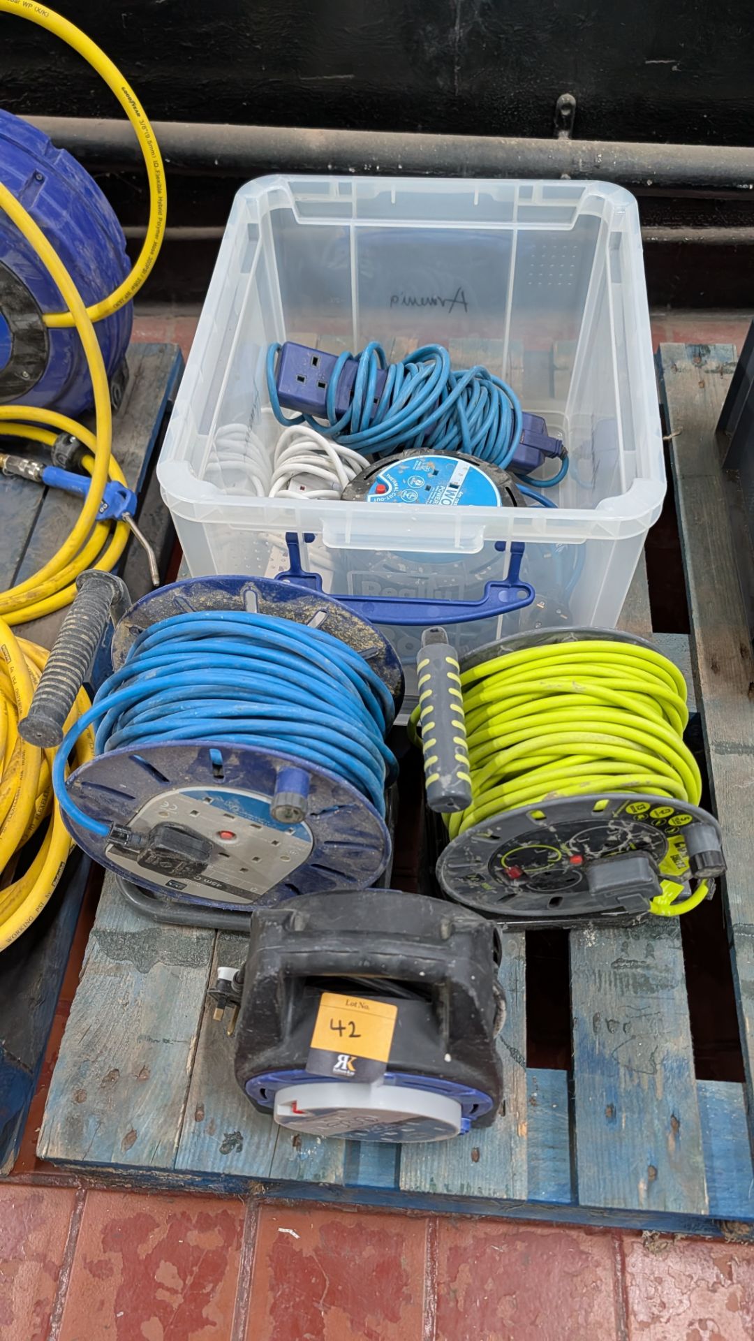 Quantity of Electrical Extension Cables. Comprising the contents of a crate plus three additional fr - Image 14 of 15