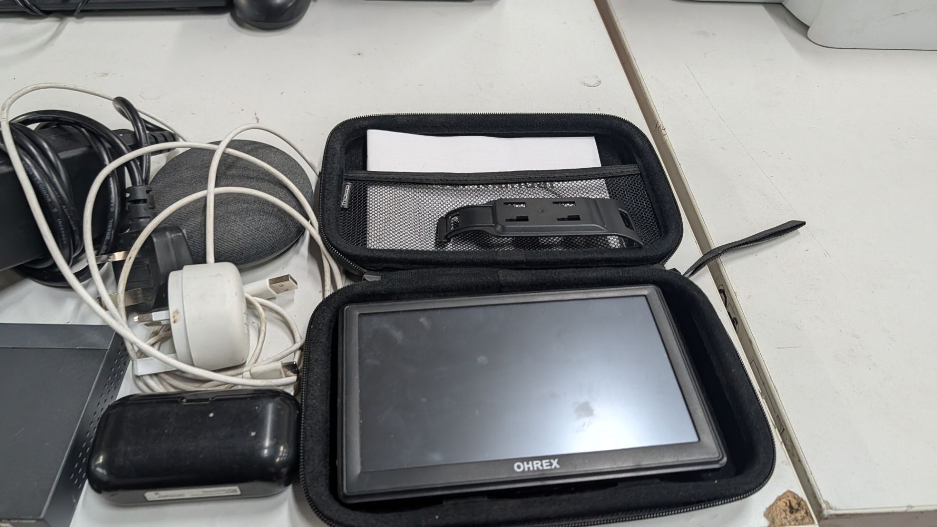Mixed Networking/ IT Lot. Comprising Switches, Power Packs, Speaker, SATNAV Device and more. NB - Th - Image 11 of 24