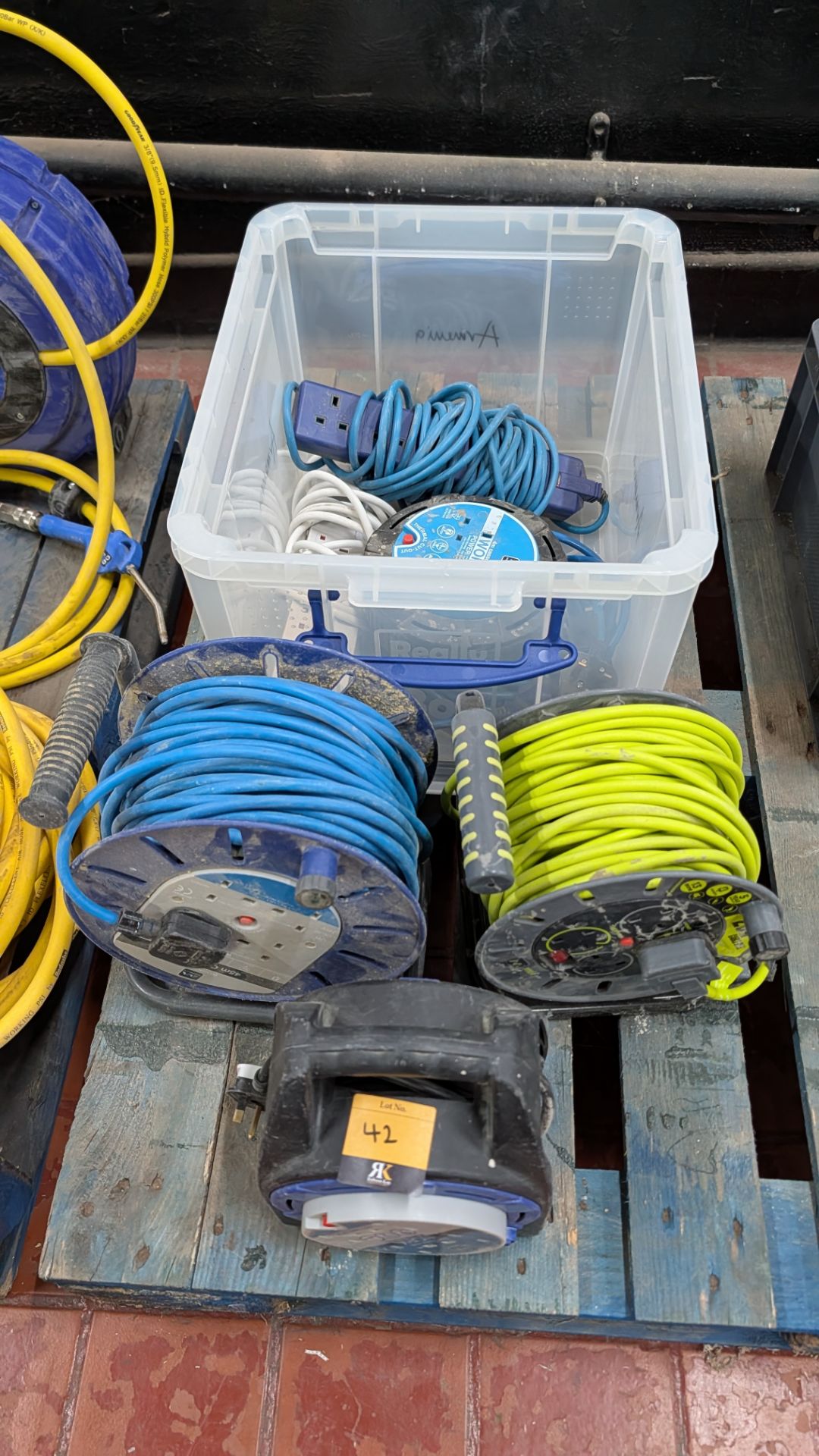 Quantity of Electrical Extension Cables. Comprising the contents of a crate plus three additional fr - Image 12 of 15