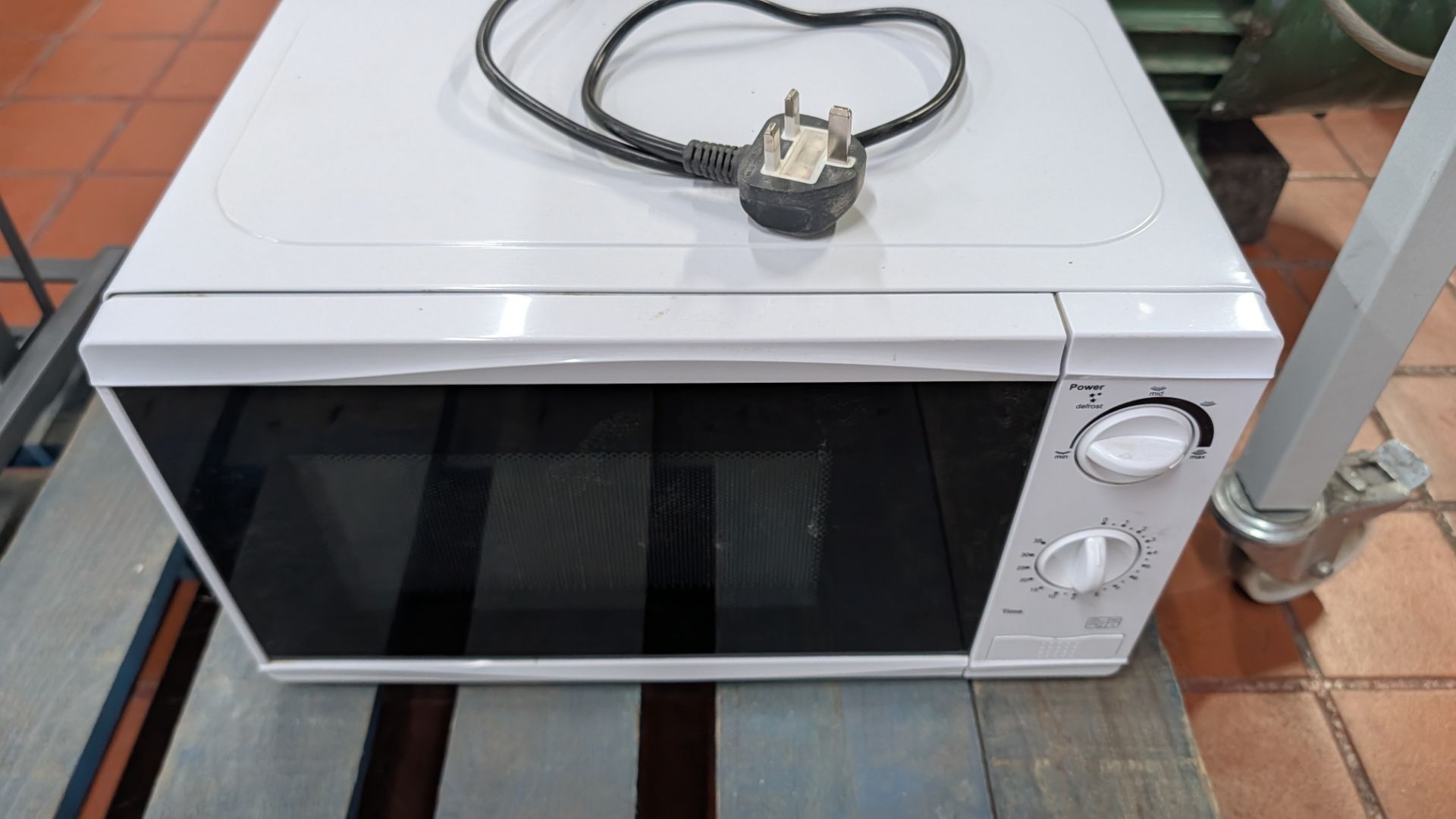The contents of a Pallet of Miscellaneous Items including Shelving System, Office Supplies and Micro - Image 14 of 17