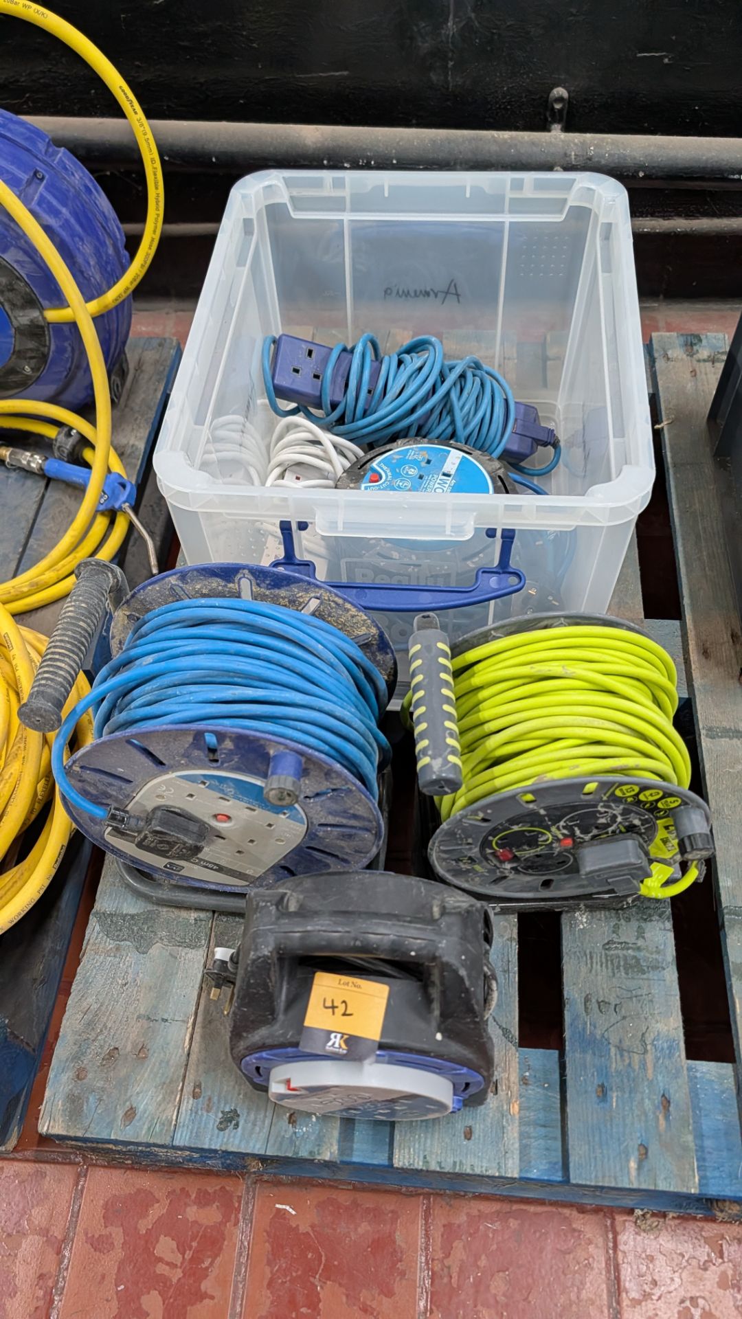 Quantity of Electrical Extension Cables. Comprising the contents of a crate plus three additional fr - Image 15 of 15