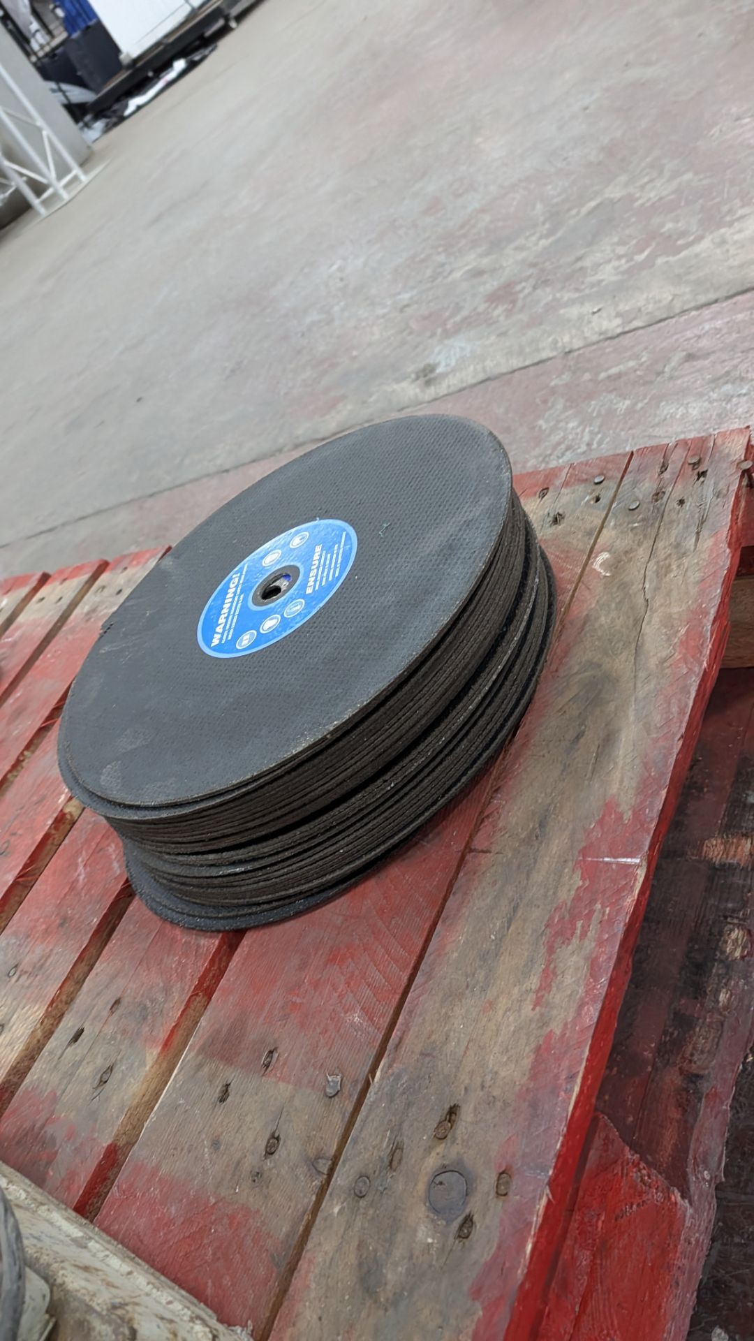 Contents of a Pallet comprising Makita 110V Chop Saw, Stack of Blades for same, Bosch 13A Angle Grin - Image 10 of 13