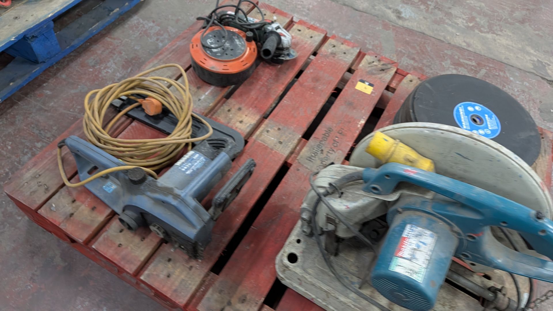 Contents of a Pallet comprising Makita 110V Chop Saw, Stack of Blades for same, Bosch 13A Angle Grin - Image 12 of 13