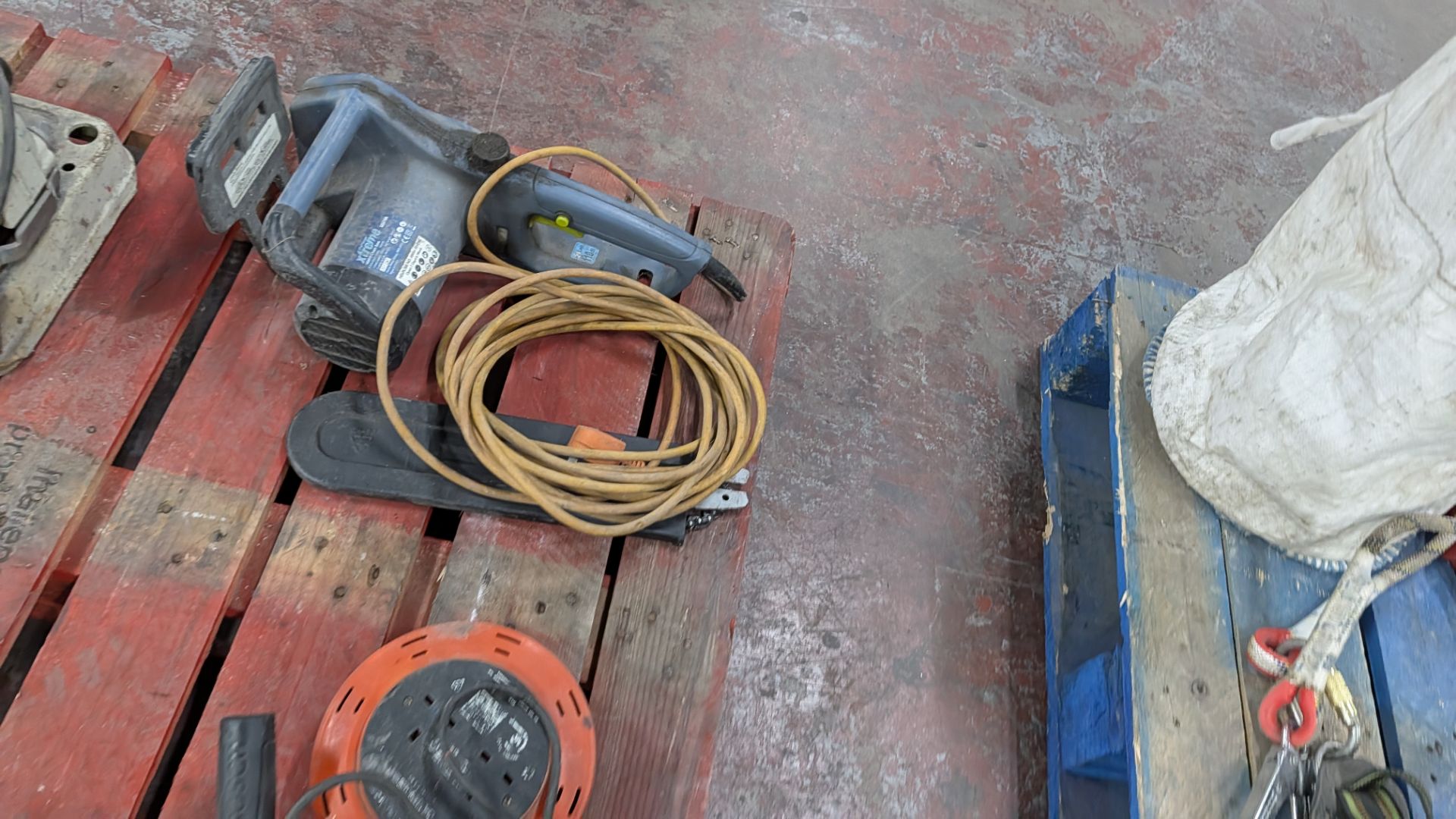 Contents of a Pallet comprising Makita 110V Chop Saw, Stack of Blades for same, Bosch 13A Angle Grin - Image 7 of 13
