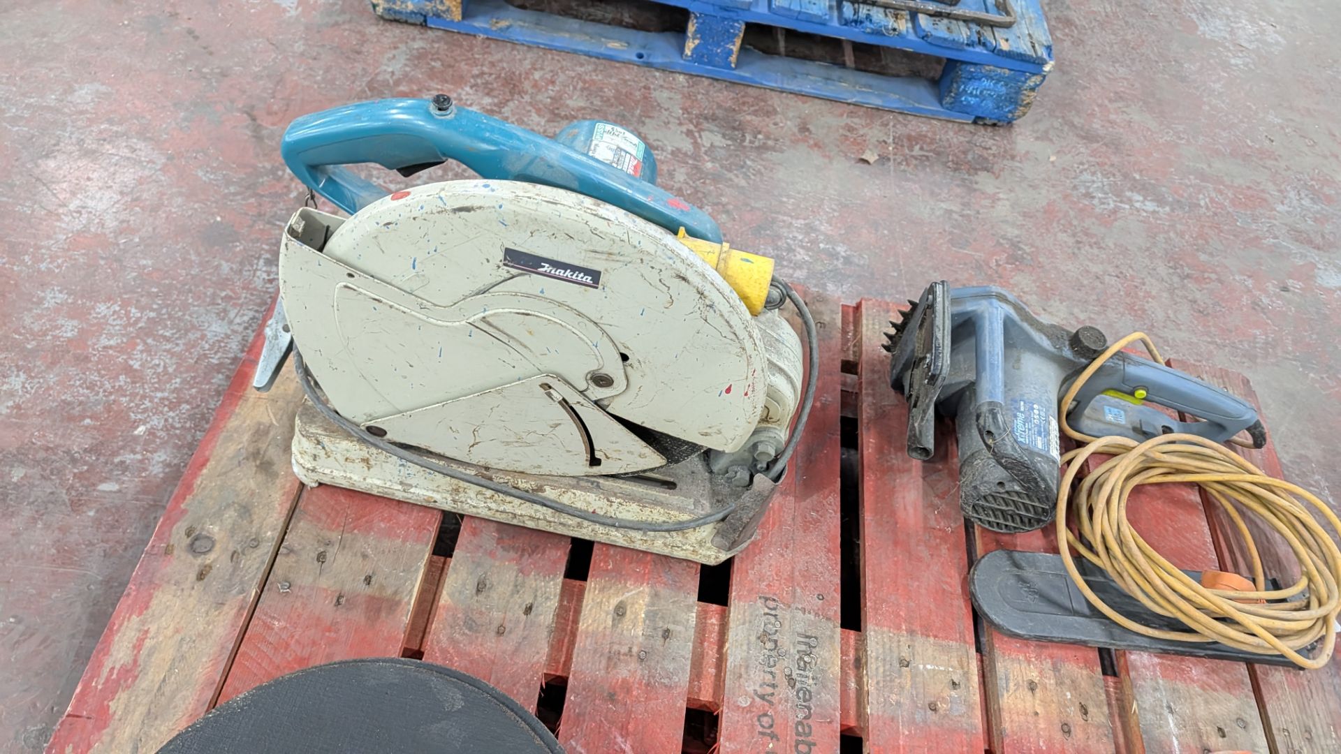 Contents of a Pallet comprising Makita 110V Chop Saw, Stack of Blades for same, Bosch 13A Angle Grin - Image 5 of 13