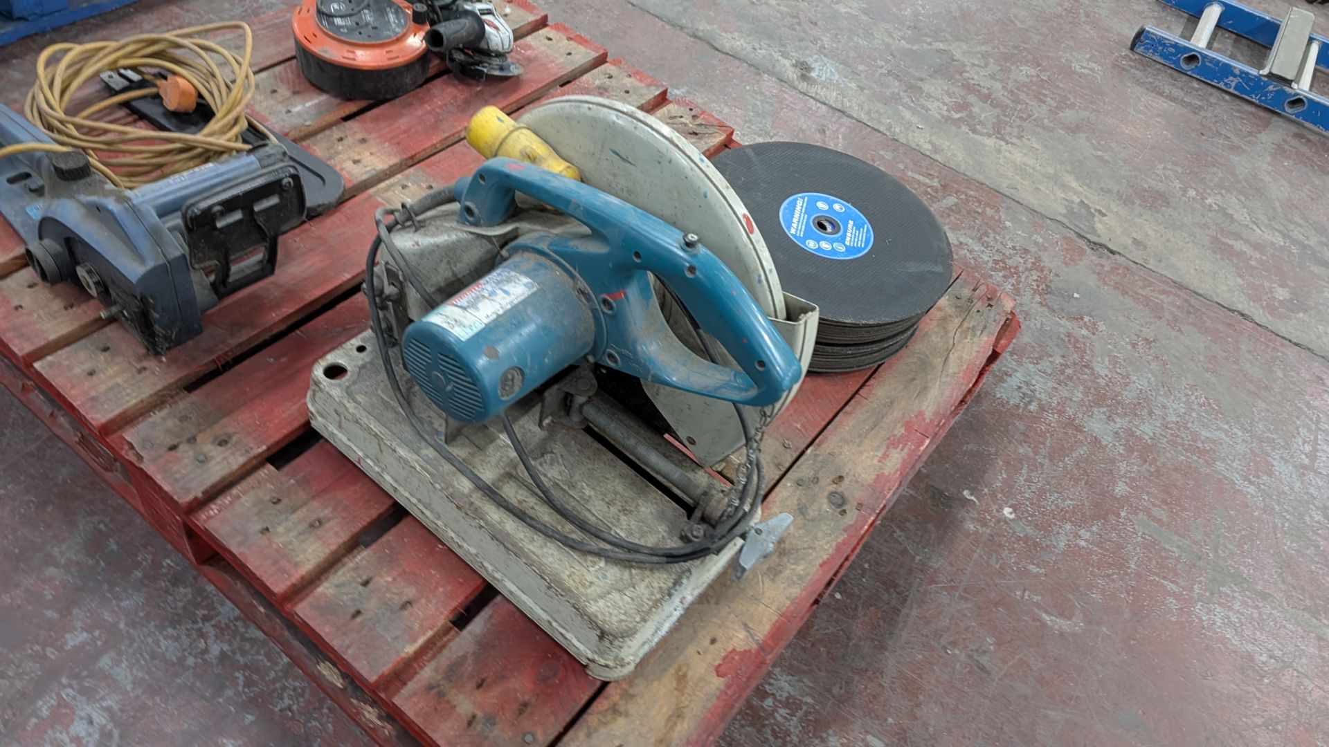 Contents of a Pallet comprising Makita 110V Chop Saw, Stack of Blades for same, Bosch 13A Angle Grin - Image 11 of 13