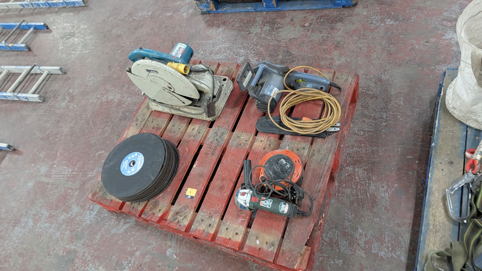 Contents of a Pallet comprising Makita 110V Chop Saw, Stack of Blades for same, Bosch 13A Angle Grin - Image 9 of 13