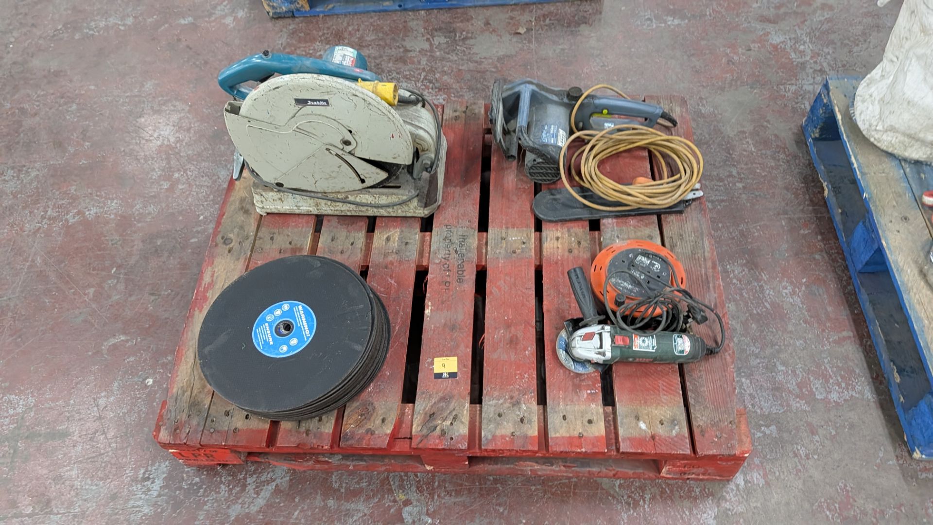 Contents of a Pallet comprising Makita 110V Chop Saw, Stack of Blades for same, Bosch 13A Angle Grin - Image 3 of 13