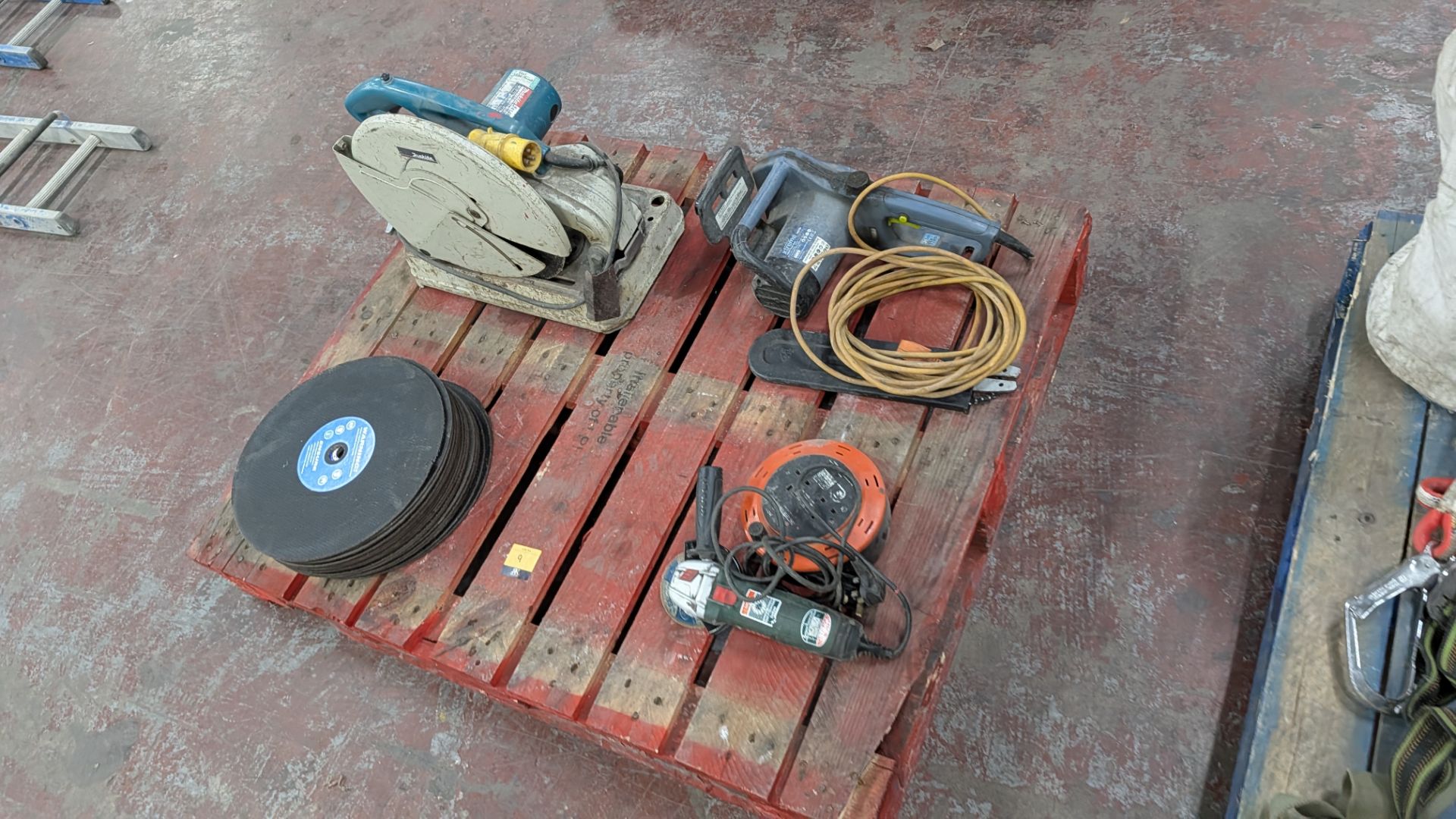 Contents of a Pallet comprising Makita 110V Chop Saw, Stack of Blades for same, Bosch 13A Angle Grin - Image 8 of 13