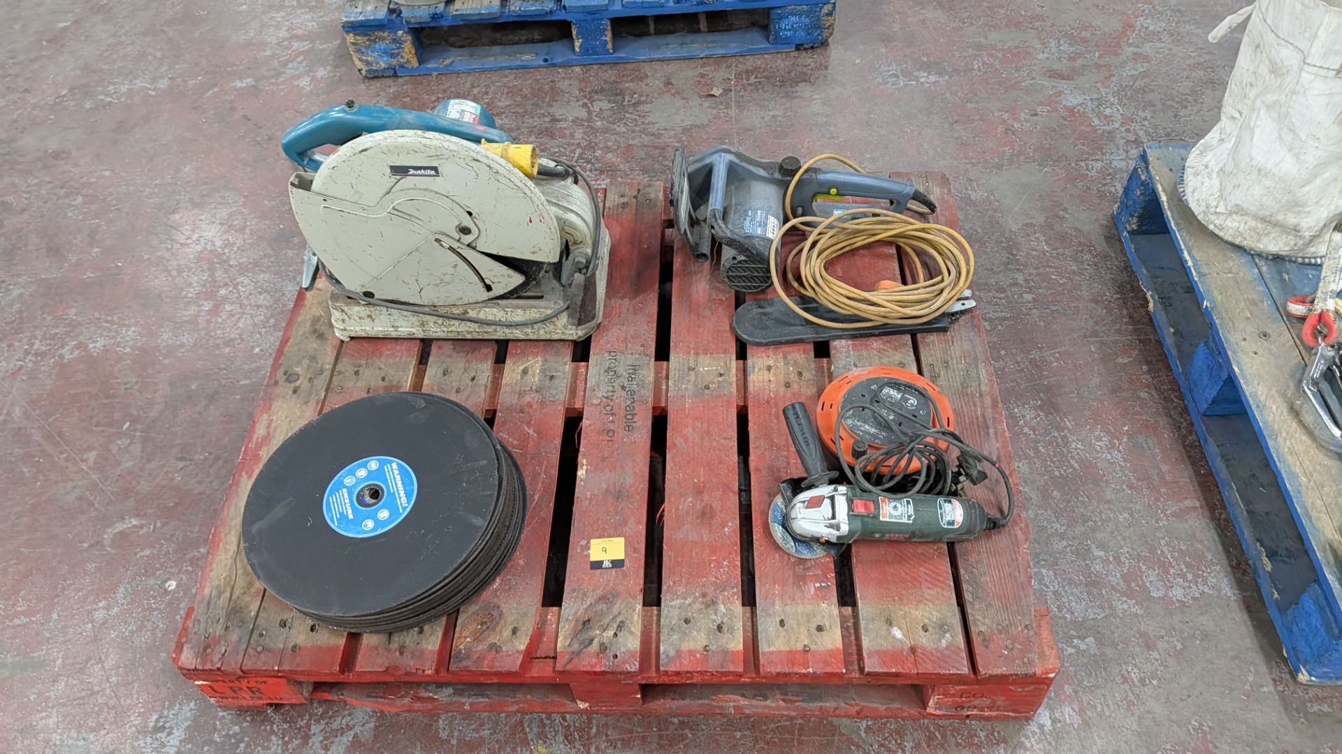 Contents of a Pallet comprising Makita 110V Chop Saw, Stack of Blades for same, Bosch 13A Angle Grin - Image 2 of 13