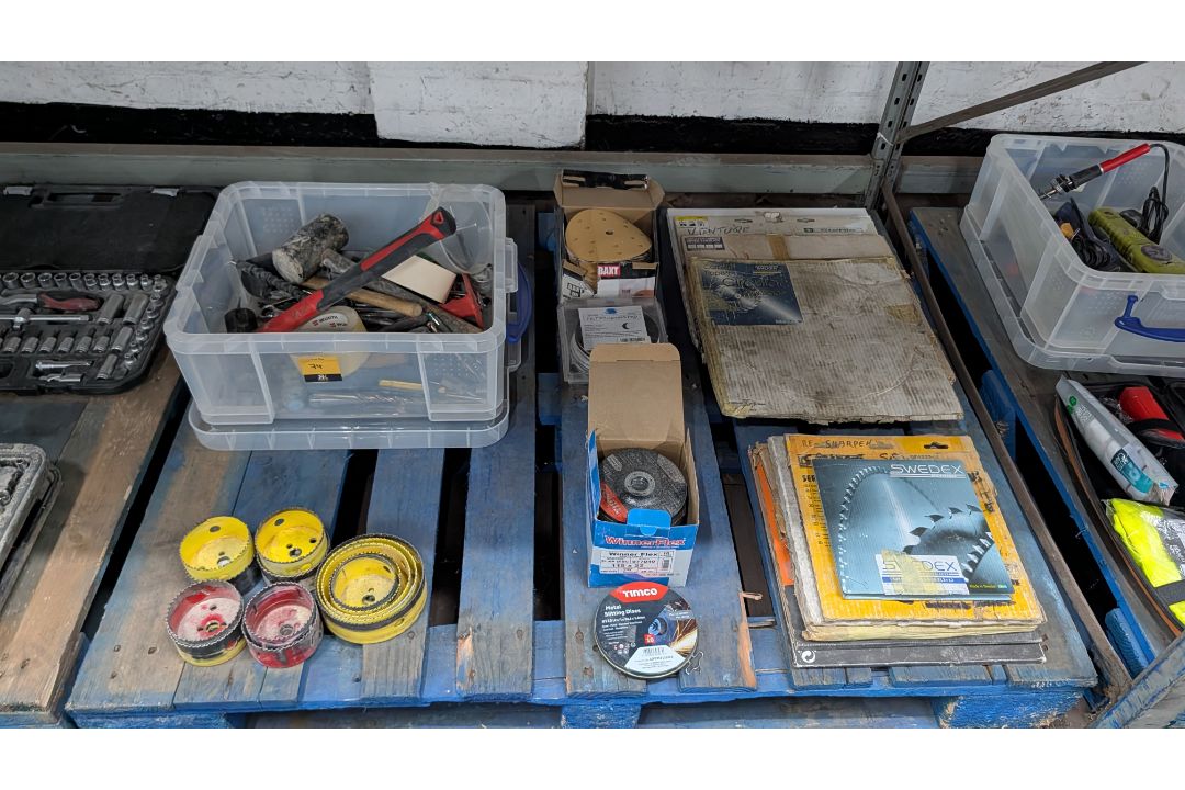 The contents of a Pallet of Consumables including Blades, Sanding Discs, Hole Saw Kits, Hand Tools a - Image 16 of 17