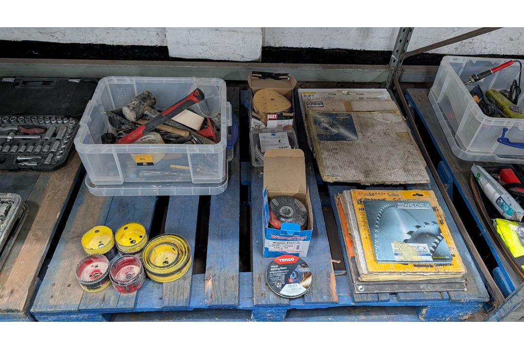 The contents of a Pallet of Consumables including Blades, Sanding Discs, Hole Saw Kits, Hand Tools a - Image 15 of 17