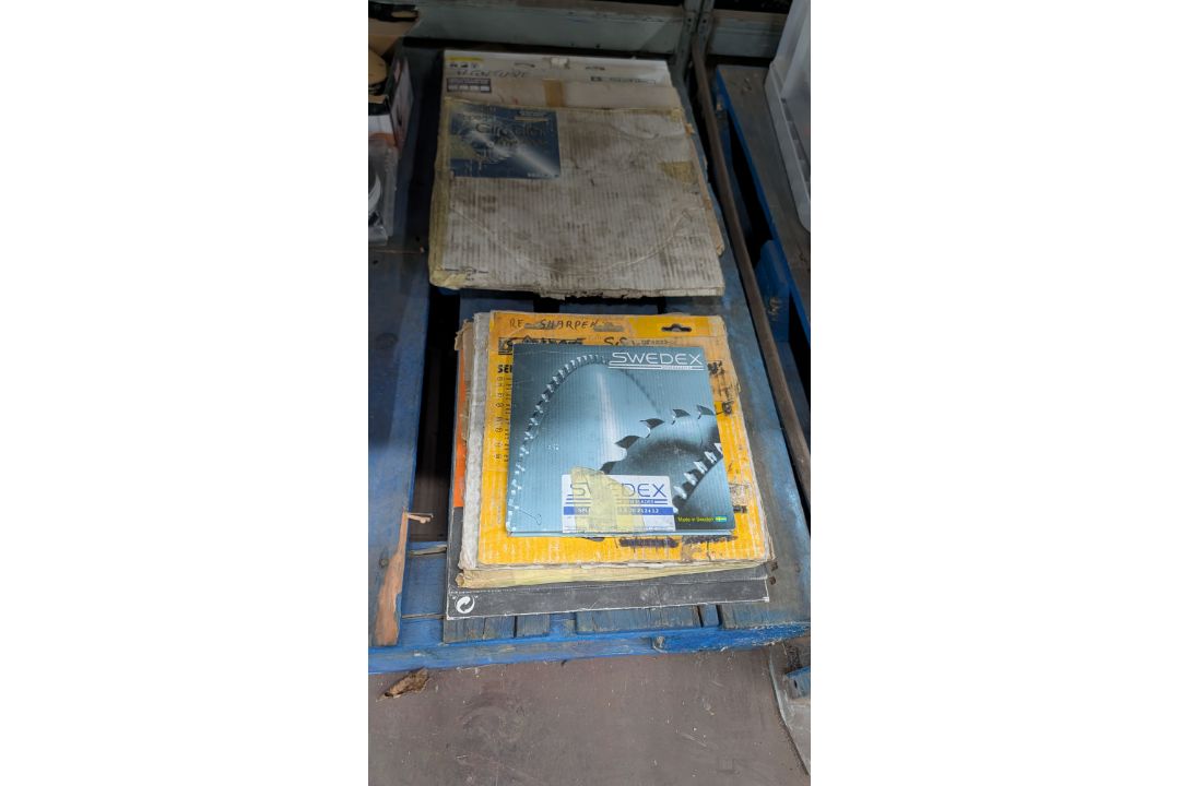 The contents of a Pallet of Consumables including Blades, Sanding Discs, Hole Saw Kits, Hand Tools a - Image 12 of 17