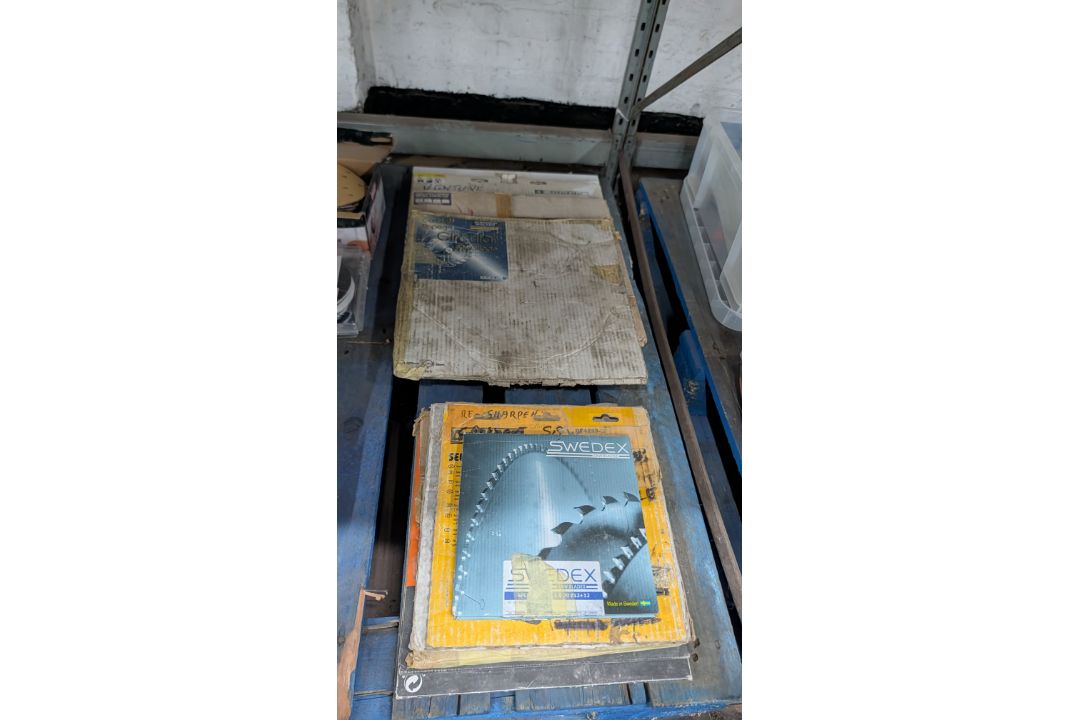 The contents of a Pallet of Consumables including Blades, Sanding Discs, Hole Saw Kits, Hand Tools a - Image 13 of 17