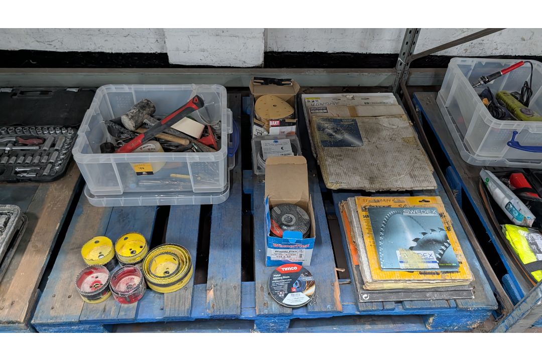 The contents of a Pallet of Consumables including Blades, Sanding Discs, Hole Saw Kits, Hand Tools a - Image 17 of 17