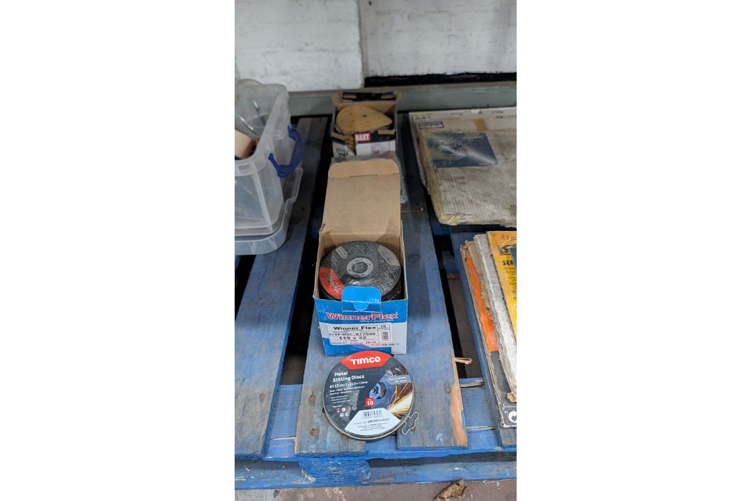 The contents of a Pallet of Consumables including Blades, Sanding Discs, Hole Saw Kits, Hand Tools a - Image 10 of 17